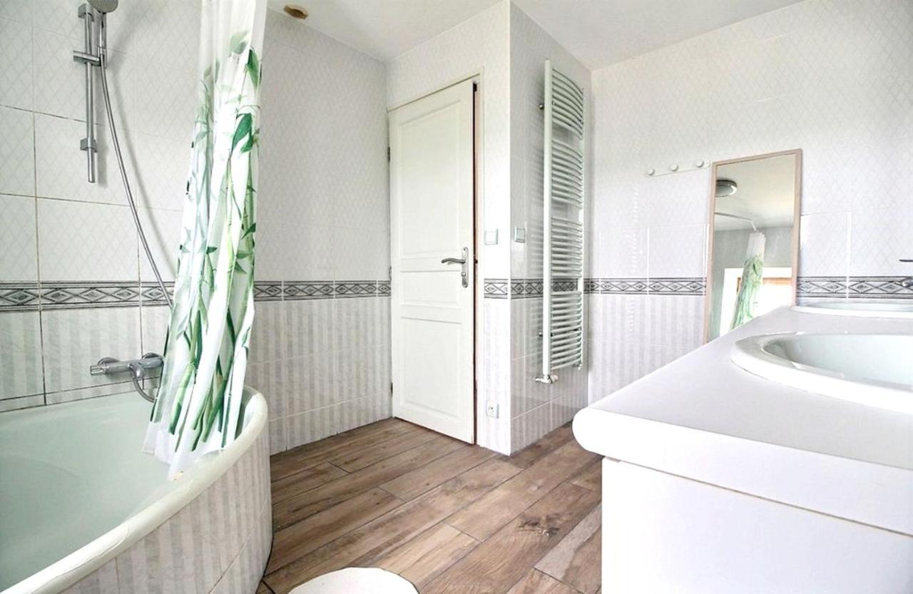 Maison Spacieuse A Plougonven Avec Jacuzzi Et Jardin 外观 照片