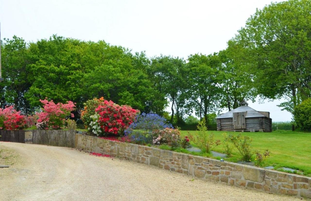 Maison Spacieuse A Plougonven Avec Jacuzzi Et Jardin 外观 照片