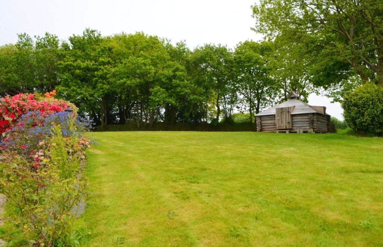 Maison Spacieuse A Plougonven Avec Jacuzzi Et Jardin 外观 照片